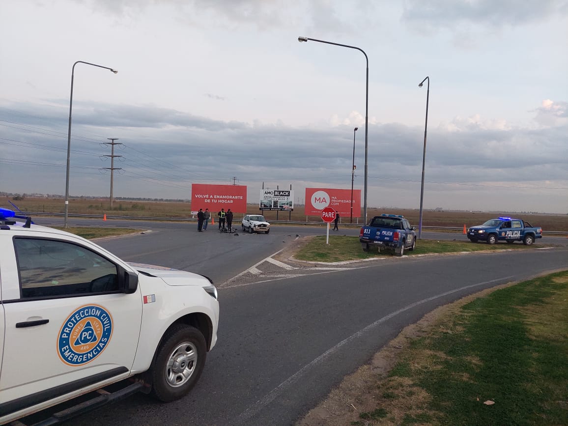 Un motociclista resultó con graves lesiones en un accidente en Illia y bajada de Aeropuerto